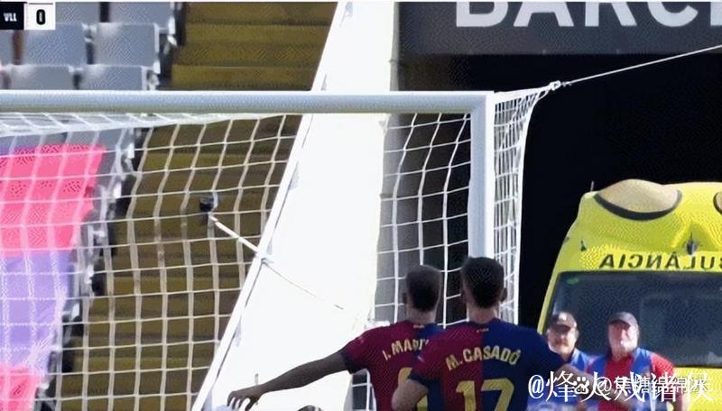 不细看还真看不出来，费兰进球因为拉菲尼亚开角球后越位被吹