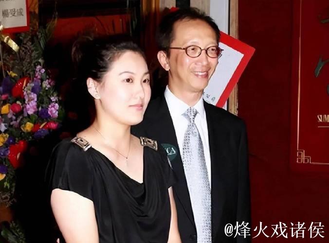 恩爱23年难敌残酷现实,73岁梁锦松明显衰老,47岁伏明霞依旧嫩如少女 恩爱23年难敌残酷现实,73岁梁锦松明显衰老,47岁伏明霞依旧嫩如少女
