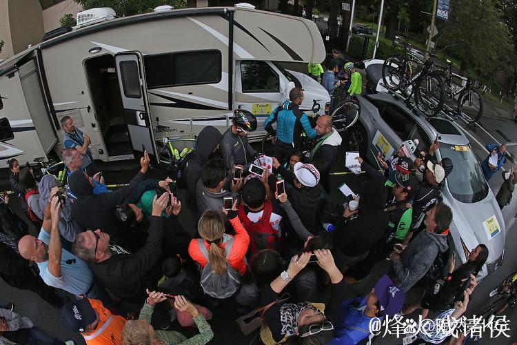 解雇难平众怒!奥维耶多球迷场外追责,200多人围堵卡里翁车子 解雇难平众怒!奥维耶多球迷场外追责,200多人围堵卡里翁车子