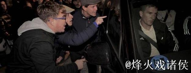 解雇难平众怒!奥维耶多球迷场外追责,200多人围堵卡里翁车子 解雇难平众怒!奥维耶多球迷场外追责,200多人围堵卡里翁车子